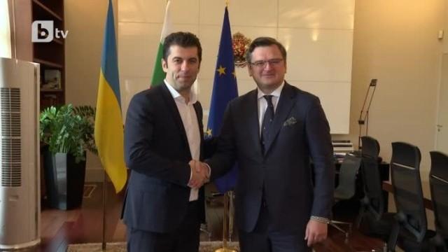 Кулеба благодарен на Петков за призива да даряваме заплата за оръжие